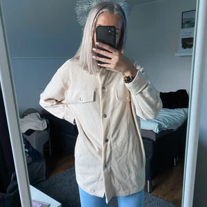 manchester skjorta - En vit manchester skjorta från Nellt som man även kan använda som jacka! Storlek xs, den är ganska stor i storlek. Köparen står för frakt💕 