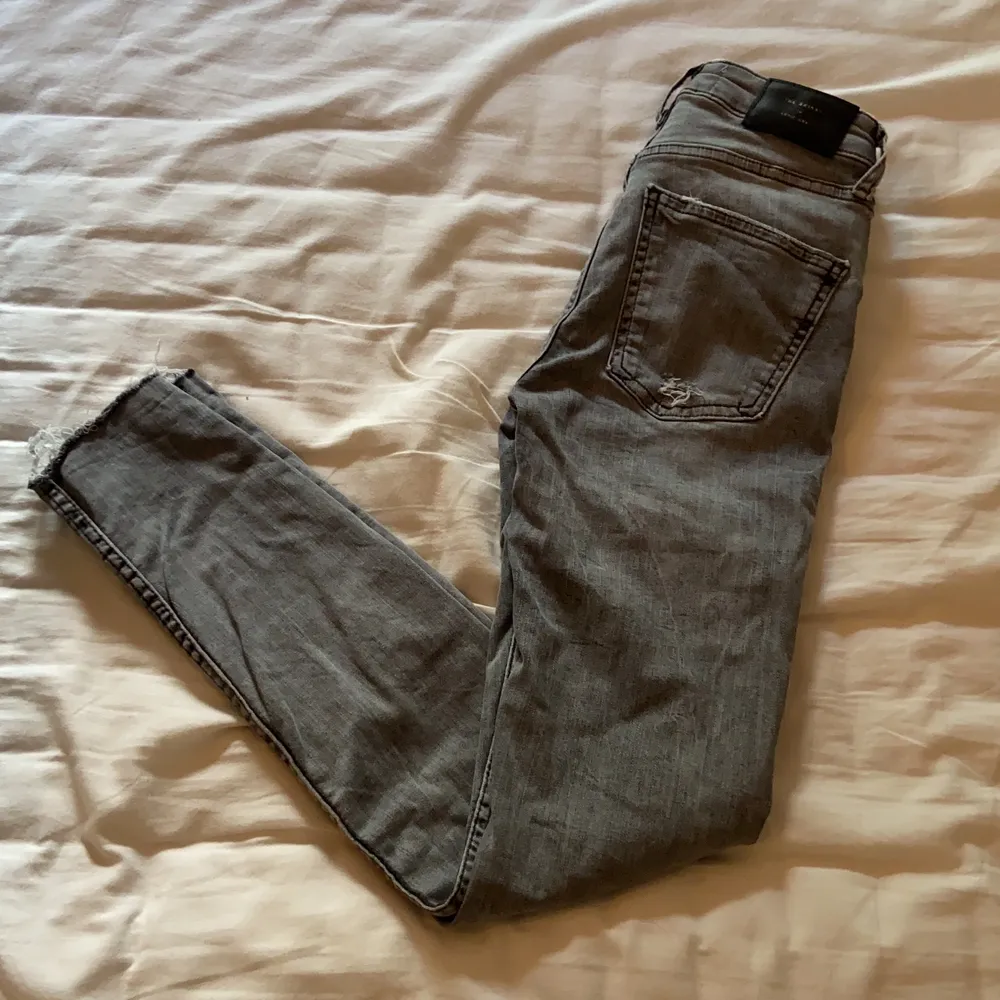 Gråa jeans från zara i stl 34. Jätte fina men tyvärr lite små för mig. Är sparsamt använda och inga hål eller andra tydliga slitningar. Lite lägre midja men inga lowwaist. Köpta för ca 2 år sedan💗 skriv för mer info vid intresse💗💗. Jeans & Byxor.