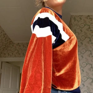 Orange sweatshirt i sammet - Skitcool och skön tröja i sammet som jag köpte på Nelly. Har använts en del men är i väldigt fint skick, säljer den då den ej används längre. Hör av er vid intresse för fler bilder!! 