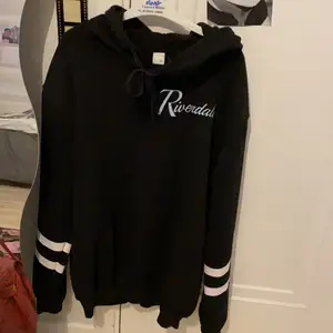 Riverdale hoodie från Amazon. Fint använt skick. Storlek 2XL men är som en M/L. 
