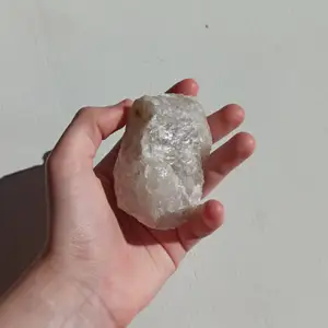 Stor fin rå äkta bergskristal / quartz. Sänkt av en vän som köpte I afrika för 700 kr. Kontakta och fråga gärna om du vill se mer bilder. 🥰