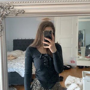 Långärmad tröja , ribbad  - Säljer denhär fina tröjan då den inte används lika mycket längre och bara blir liggandes i garderoben💕 den sitter väldigt fint o h är i bra skicka och kvalite även fast den är använd💕✨