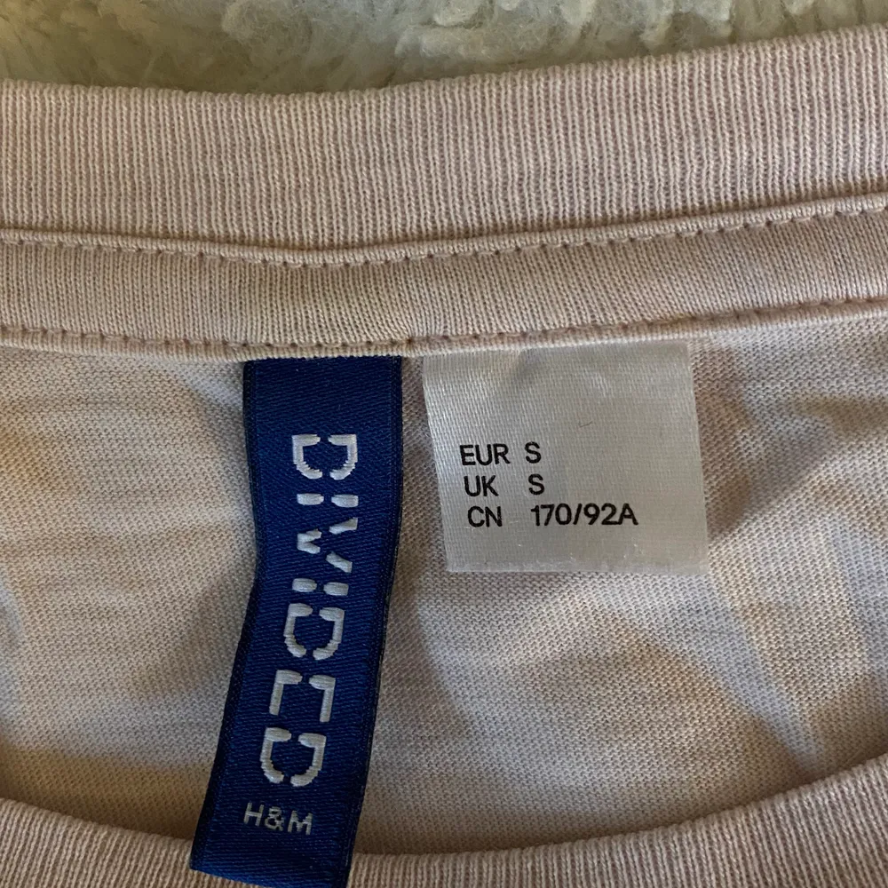 cool ljusrosa t-shirt från H&M med trycket ”soulsearcher” i strl S men skulle säga att den passar alla storlekar beroende på hur man vill ha den💫. T-paidat.