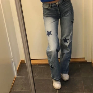 Monki jeans - Säljer ett par svincoola Monki jeans i den sjukt populära modellen Yoko!! (Storlek 24 men passar även 25 såsom 26) Stjärnorna har jag själv adderat och de klarar maskintvätt. Buda i kommentarerna om pris! - köp direkt 600           (jag är 1.66) (BYXORNA ÄR SÅLDA FÖR DIREKTPRIS)💗💗