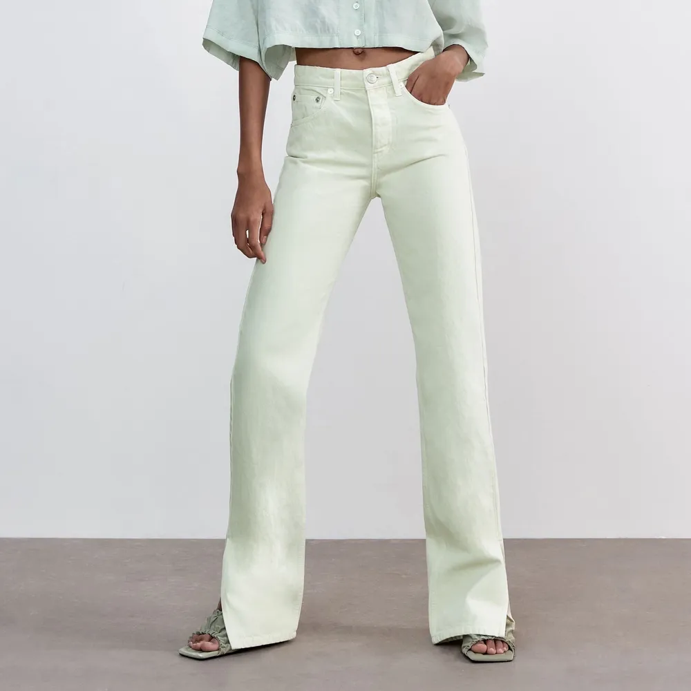 Säljer dessa jättefina zara jeansen i en ljus grön färg med slits, slutsålda på hemsidan❤️. Jeans & Byxor.