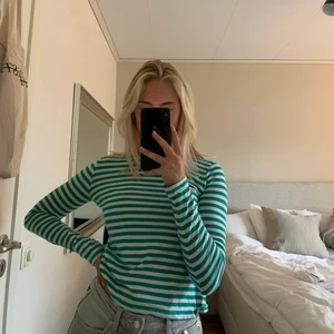 Snygg Randig tröja - Fin grön och vit randig långärmad tröja från NA-KD i storlek XS. Skriv om du är intresserad!💗💗