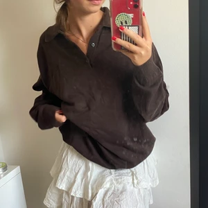 Brun tröja - Säljer en brun vintage oversized tröja. Man kan köpa den för +50kr spårbar frakt eller så möts jag upp vid st:Eriksplan 💖 Om ingen budar på över 24 timmar avslutas budgivningen i förtid