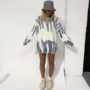 Stickad tröja, graffiti  - Fin tröja! Lite kort på mig i armarna :( märker kiwikiller, storlek M         FÖRST TILL KVARN SÅ VÄNTA INTE FÖR LÄNGE 