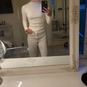 Polotröja - Beige/krämvit polotröja med slits vid slutet av ärmen. Använd 1 gång.