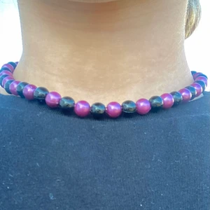 Halsband - Ett svart och mörk lilla halsband som passar perfekt till alla! 