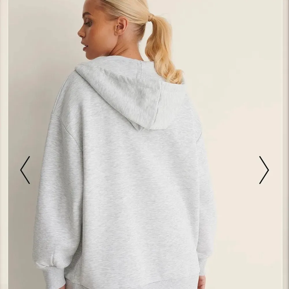 Oversized Zip up hoodie ifrån NAKD helt ny, säljer för att jag inte tyckte den passade mig! Nypris 399kr säljer för 310kr. Tröjor & Koftor.