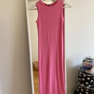 Ribbad långklänning f. Chiquelle - Ribbad långklänning från Chiquelle. Helt oanvänd med prislapp kvar. Storlek XS. Kan mötas upp i Göteborg eller posta (köparen står för frakten). 