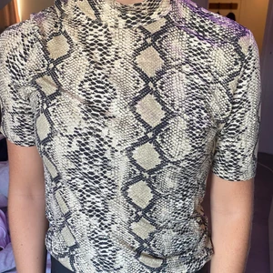 Orm tröja  - Nästintill silkes material. Lite högre krage och ett coolt orm mönster på. Toppen skick 