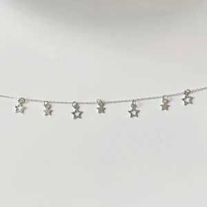 Stjärnhalsband  - Egengjort stjärnhalsband, går även att få som armband, mer silvrigt i verkligheten (denna bilden är med filter då det var dåligt ljus) 