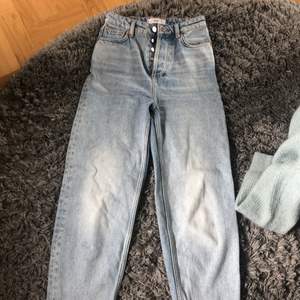 Ett par jättefina ljusblå jeans från Mango i storlek 32 Har också gjort slits längst ner (var inte där innan).           Köparen står för frakten💕😊