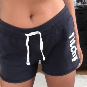ABERCROMBIE & FITCH SHORTS - Mysiga mjukis shorts ifrån Abercrombie & Fitch. Det är i bra skick och super sköna i kvaliten. Passar perfekt att ha hemma och mysa i eller gå på promenad i!