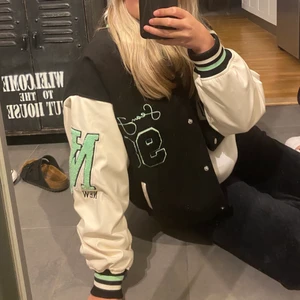 Varisity jacka - Säljer min helt nya varisity jacka som är slutsåld överallt. Ändast använd fåtal gånger och har inget täcken alls på användning. Den är i storlek 32 men är väldigt overzised i modellen. Superfin jacka nu till hösten!🥰 Frakten är 66kr och såklart spårbar. Hör av er för fler bilder eller frågor