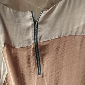 Klänning från Kappahl - Säljer min klänning från Kappahl då den inte kommer till användning, storlek 44-46 med dragkedja där bak, ganska genomskinlig