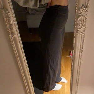 Mörk grå byxor från Bik Bok  - Fina mörk grå ”kostymbyxor” i storlek 34. Jag är 160 cm och passar perfekt på mig! De är lite noppriga baktill som syns på sista bilden men är inget man tänker på och syns bara i vissa ljus! Köpare står för frakten💜