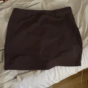 brun kjol - har aldrig använt detta plagg eftersom den är lite för ”glidit”i materielet, väldigt fin färg och är inte genomskinligt. storleken är m och är som sagt lite för liten för mig. den är även rätt strechig i materialet 😚