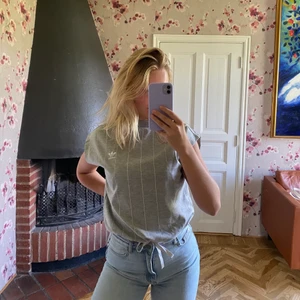 Adidas - Sjukt fin topp från adidas som går att justera längst ner på tröjan. Endast använda 3 gånger.                                                   Frakt inkluderas inte i priset!