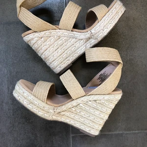 Steve Madden kilklackar - Helt nya i stl 38. Köpta för 1600:- Jättesnygga! Passa på!