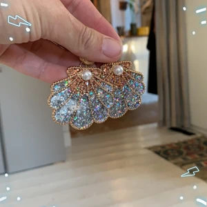 Massor med kul örhängen! - 1. Glittriga snäckörhängen 2. Fejkmarmor, sv/vita 3. Rosa/orange plast 4. Riktiga snäckörhängen (gjort själv, nickelfri krok) OBS: alla kostar 100kr st, då ingår naturligtvis frakt