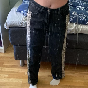 Midwaist jeans - Ett par supercoola midwaist jeans men ganska vida ben, använts fåtal gånger💕 köp direkt för 200 kr💕