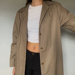 Trenchcoat  - Kanske världens finaste trench, når ner till knäna på Matilda som är 175. Kan knytas och knäppas ända upp och har lite vaddering vid axlarna för en snyggare figur. Frakten ingår i priser