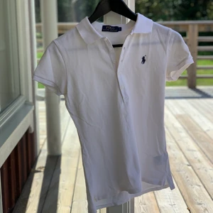 Ralph Lauren piké dam strl. S - En vit piké tröja i storlek S. I fint skick och dam modell. Nypris: 1000kr mer info ges vid intresse! 