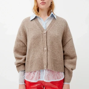 Cora cardigan - Stickad tröja från Weekday, storlek xs men är oversize och passar även en s. Sparsamt använd och är i mycket fint skick!! Mysig och perfekt till kallare dagar. Nypris 600 🪐