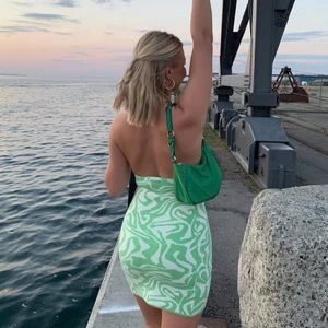 Halterneck klänning Barbara K - Såå snygg halterneck klänning med öppen rygg från Barbara Kristoffersens kollektion för Motel Rocks (slutsåld). Helt ny med prislapp kvar!! Stl M men passar xs-m. Säljer då den var lite för kort för mig, är 178. Nypris 630kr KÖP DIREKT FÖR 600