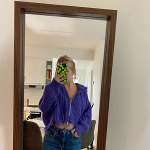 Stickad sip-hoodie, Ruveshop - Från Ruveshop. Jättefin, varm och skön hoodie. Köpt för typ tre år sedan och använd cirka 5 gånger. Supermysig nu till hösten❤️