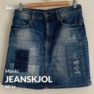 Jeanskjol monki - Jeanskjol från monki Storlek M  Den är för stor i midjan för mig så jag försökte ta in den o därför har den två små hål på insidan av kjolen. Inget man kan på utsidan, kan skicka bilder på det.   Lite y2k stil kanske? 