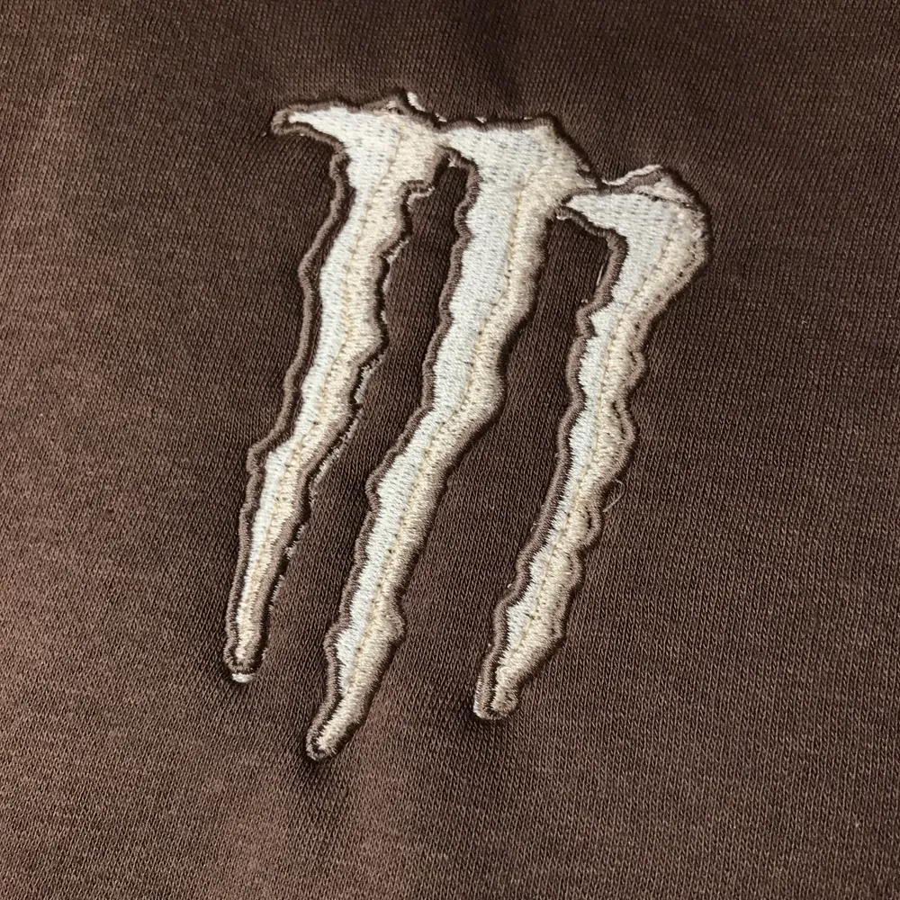 Super mjuk monster energy sweatshirt i en oversized modell. Den perfekta trendiga nyansen av brun med vit och beige logga. Storleken är M/L 🤎💗 skriv i dm om du har frågor eller vill ha en i custom färg 🌟. Hoodies.