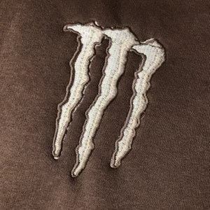 🤎brun monster energy sweatshirt 🤎  - Super mjuk monster energy sweatshirt i en oversized modell. Den perfekta trendiga nyansen av brun med vit och beige logga. Storleken är M/L 🤎💗 skriv i dm om du har frågor eller vill ha en i custom färg 🌟