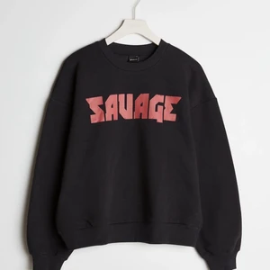 SAVAGE tröjan från Gina  - Säljer den otroligt sköna och fina tröja från Gina🤍               Den är dessutom slutsåld på hemsidan                                  Stl S men sitter som M