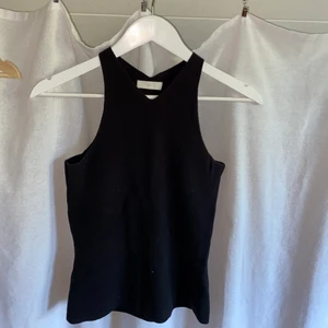 Svart linne - Svart supernyggt linne i perfekt skick. Linnet har en snygg neckline och går ganska högt upp. Tyget är strechigt och i en bra kvalite, lite tjockare än andra liknande linnen. Fler bilder finns vid intresse