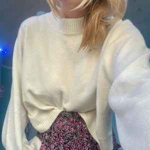 Vit stickad tröja  - Vit lite vaniljfärgad stickad tröja 🤍 Såå skönt material och supermysig nu till hösten! Lite högre i halsen och med vida armar✨🤍
