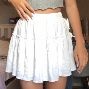 Vit kjol - Vit kjol som inte används pågrund utav att jag inte känner mig bekväm i kjol.😊 använd en gång. 💕🦋😊