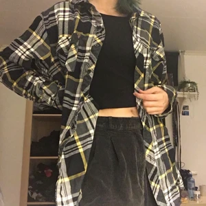 Skjorta - Tjusig skjorta med tjusiga gula detaljer, kommer däremot inte till användning så hoppas att någon  tjusig person vill ha den. frakt tillkommer!