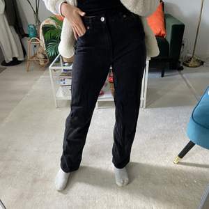 Säljer mina svarta Monki Taiki jeans i storlek 25 (34/36)🖤