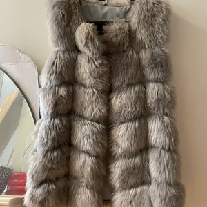 Pälsväst stl XS - Grå pälsväst i stl xs. Köpt för 900kr, använd sparsamt. Kan mötas i nyköping. Köparen står för frakten :) 