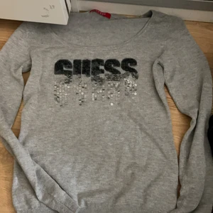 Guess tröja  - Använt 4 gg jätteskönt material 