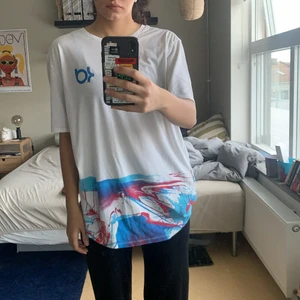 EX’s tröja - Här är mins ex’s tröja, jag vill inte se den i min garderob. Han va 210cm lång så tröjan e skitstor