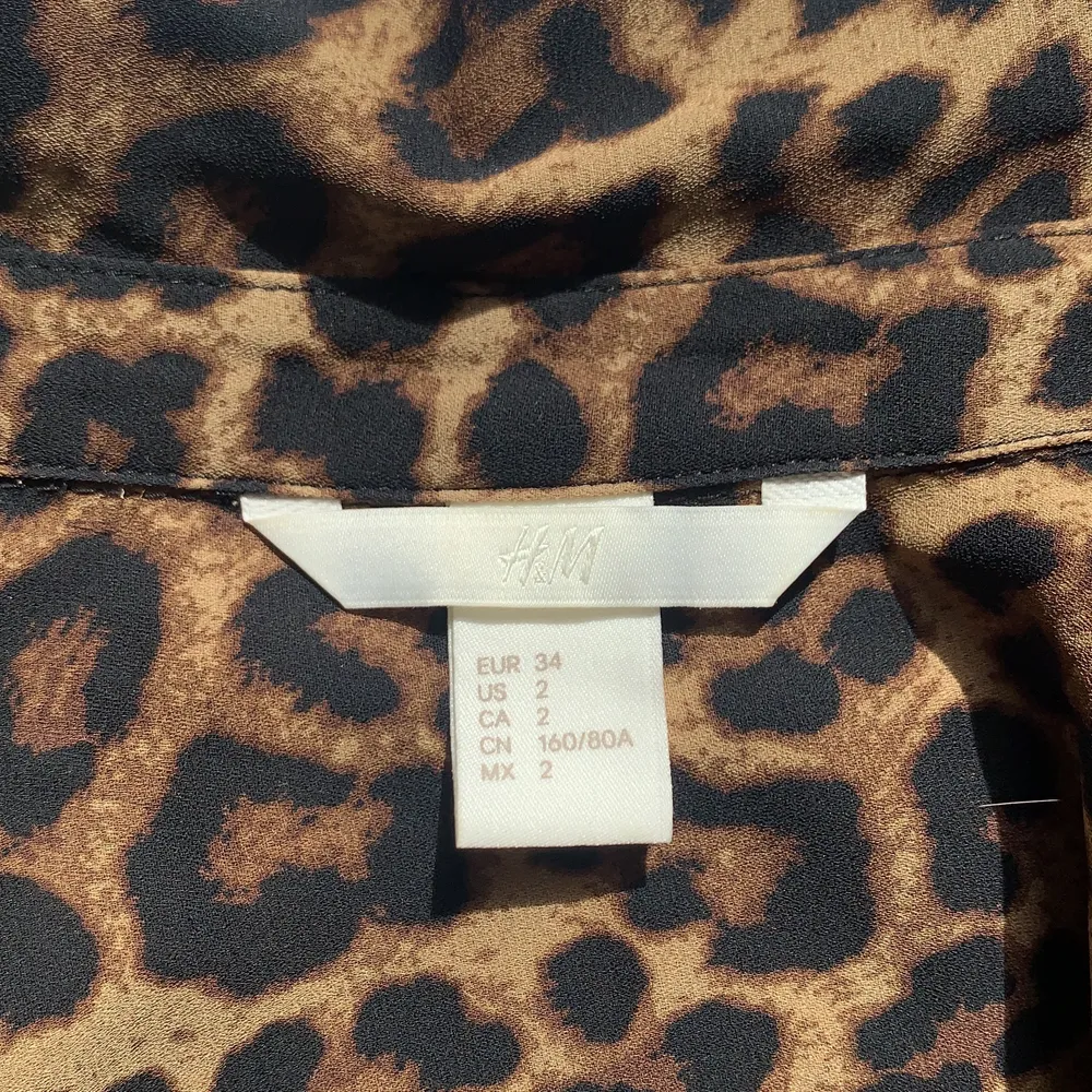 En leopard skjorta från hm som bara är använd en gång. . Skjortor.