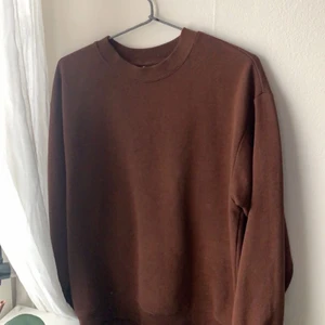 Sweatshirt  - Jättefin sweatshirt från monki, perfekt till hösten. Skriv för fler bilder. Strl xs men skulle säga lite större. Passar jättefint till jeansen jag säljer i annonsen innan! 💖 