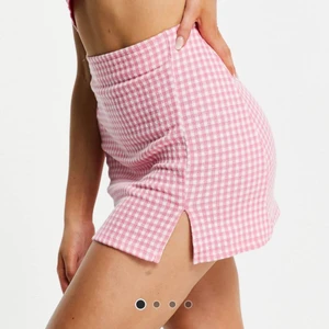 Rutig kjol - Rutig kjol med slits ifrån Pull&Bear, aldrig använd och med prislapp kvar🧚🏼‍♀️