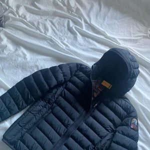 Parajumper - Kort, svart parajumper i storlek 152/S. Oanvänd och i bra skick