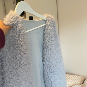 Fluffig jacka - Grå fluffig jacka från Gina i storlek M men passar både som L och S då den är väldigt flexibel (själv har jag s)